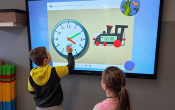 Powiększ obraz: uczniiowie korzystają z tablicy interaktywnej na świetlicy szkolnej